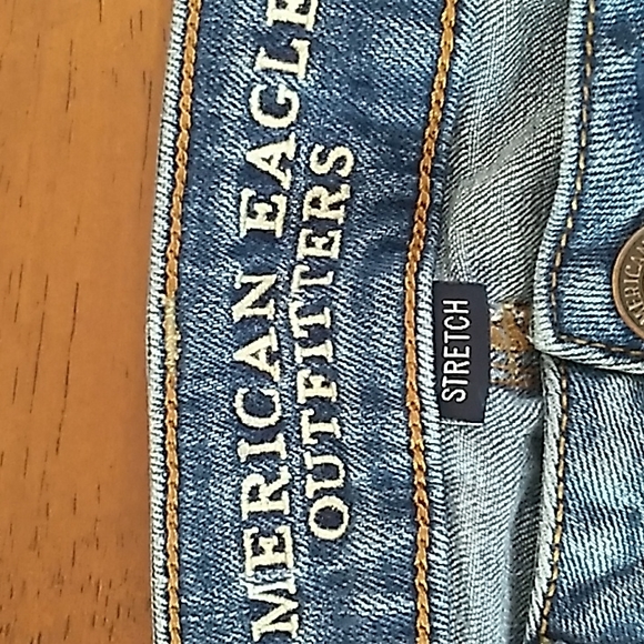 American Eagle Distressed Cropped Stretch Jeans. Size 4 - Picture 10 of 13
